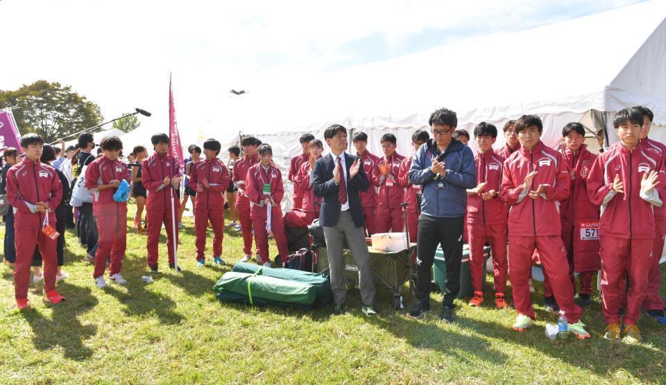　予選会で敗退も他校を祝福する立命大の選手ら（撮影・西岡正）