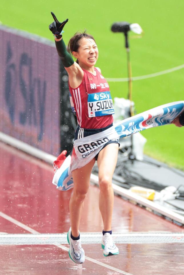 　１位でゴールする鈴木優花（撮影・吉澤敬太）