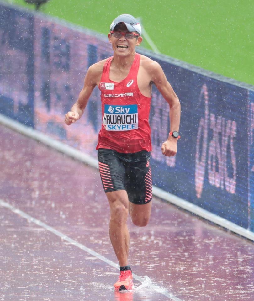 　雨の中、ラストスパートする川内優輝（撮影・吉澤敬太）