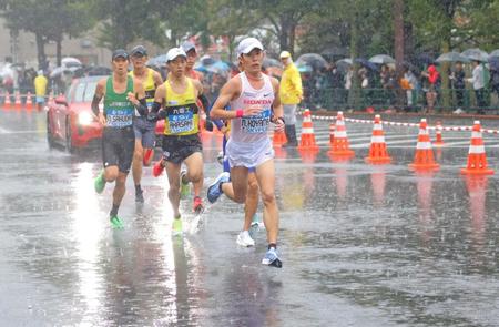 　３８キロ付近を力走する小山直城ら（代表撮影）＝１５日