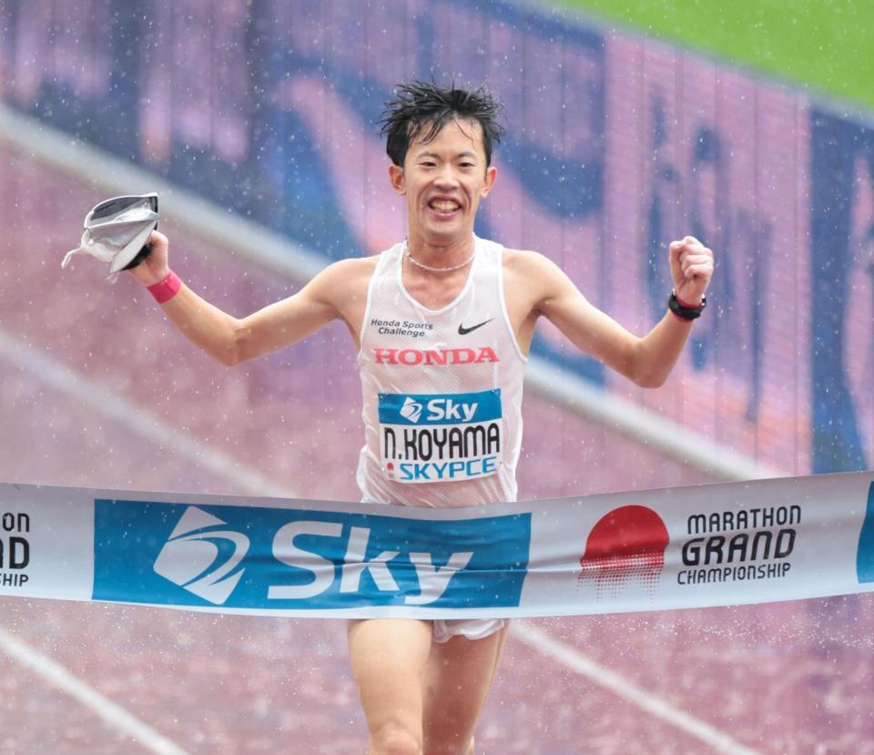 　１位でゴールする小山直城＝１５日