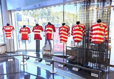 　日本ラグビーをテーマにした展示会で飾られている日本代表の歴代ジャージー＝１７日、パリ（共同）
