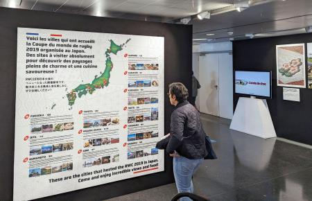 　日本ラグビーをテーマにした展示会で、２０１９年Ｗ杯日本大会の開催都市を紹介する展示＝１７日、パリ（共同）