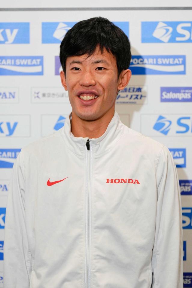 　取材に応じる小山直城