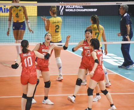 　２０２２年の世界バレー女子準々決勝のブラジル戦で喜ぶ日本の選手たち＝アペルドールン（共同）