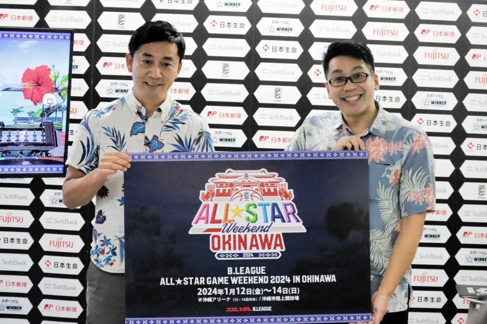 　会見に出席した島田慎二チェアマン（左）、お笑い芸人の空馬良樹