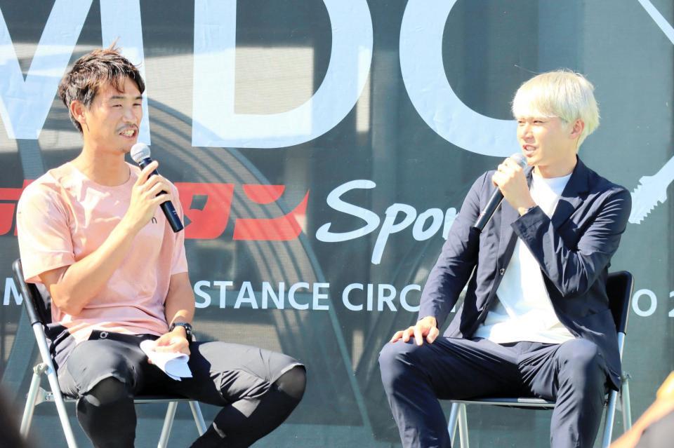 　会見に出席した横田氏（左）、インフルエンサーの三津家