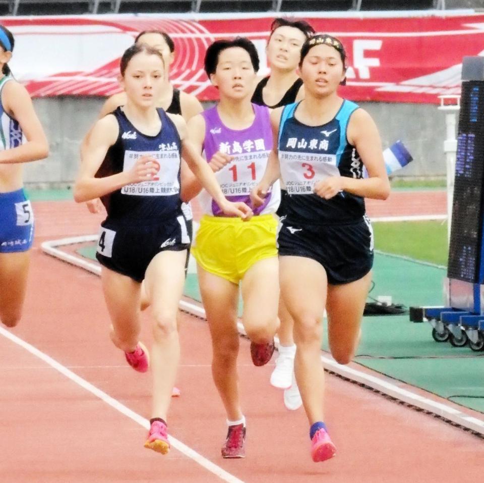 　先頭を競う（左から一番目の）ドルーリー朱瑛里