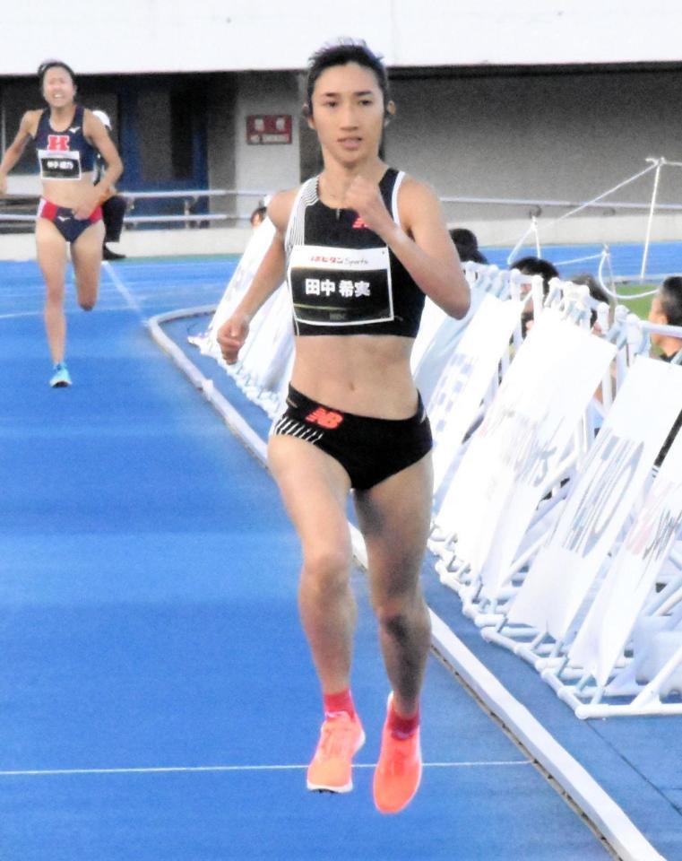 　８００メートルに出場した田中希実（右）