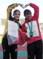 　表彰式で亀井咲里（右）とポーズを決めるドルーリー朱瑛里