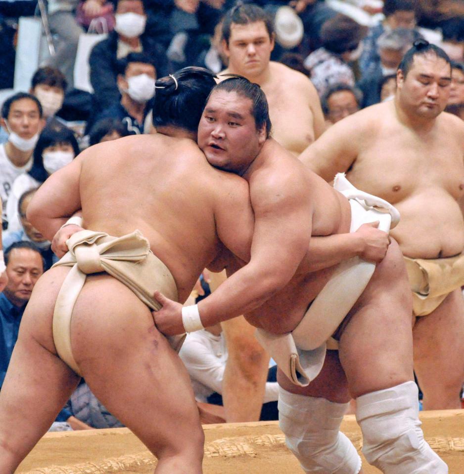 　秋巡業で若元春（左）と相撲を取る照ノ富士