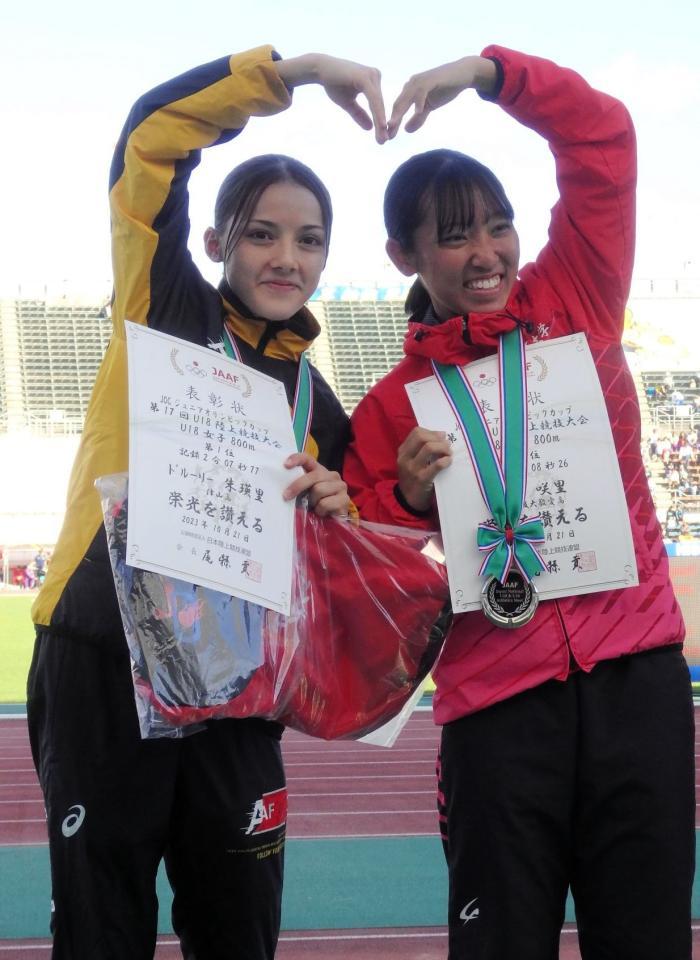 　表彰式で亀井咲里（右）とポーズを決めるドルーリー朱瑛里