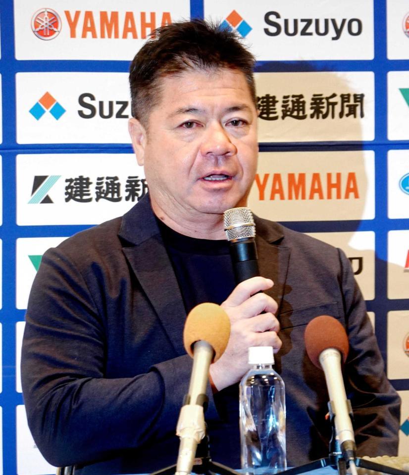 　静岡の就任記者会見に臨む藤井雄一郎新監督