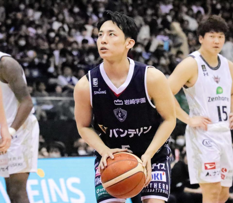 　フリースローを放つ河村