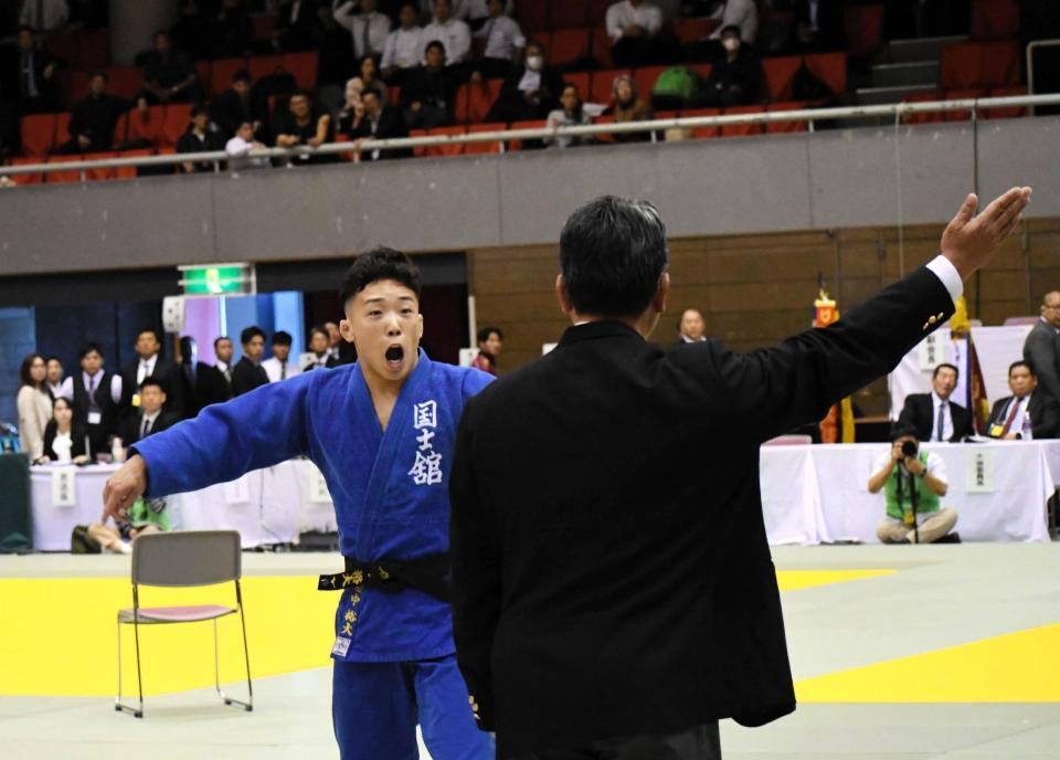 　試合途中に柔道着の規定違反を取られ、驚きの表情の田中裕大