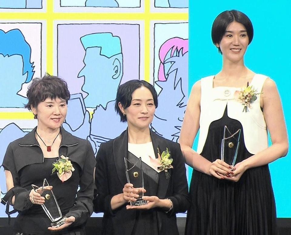 　「ベスト・ヘア」を受賞した（左から）山崎浩子さん、上村愛子さん、栗原恵さん＝全日本美容業生活衛生同業組合連合会提供