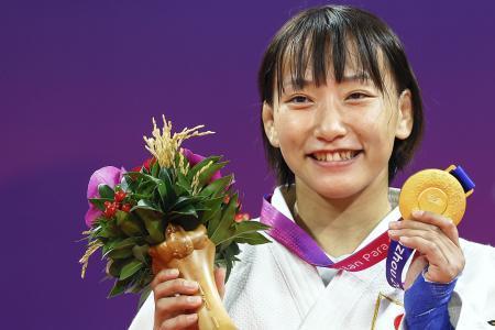 　女子５７キロ級（弱視）で優勝し、金メダルを手にする広瀬順子＝杭州（共同）