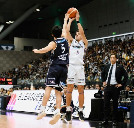 　横浜ＢＣ戦でシュートを放つＳＲ渋谷のベンドラメ（右）＝横浜国際プール（（Ｃ）Ｂ．ＬＥＡＧＵＥ）