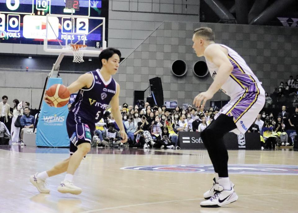 　Ｗ杯後初の対戦となった河村勇輝（左）とジョシュ・ホーキンソン