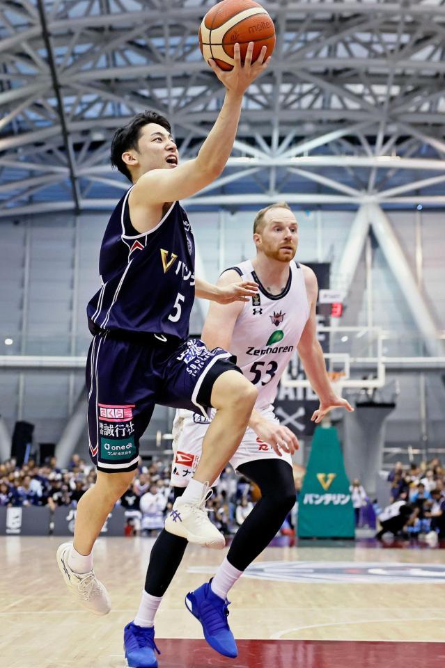 　琉球戦でシュートを放つ横浜ＢＣの河村＝22日、横浜国際プール（ⓒＢ．ＬＥＡＧＵＥ）