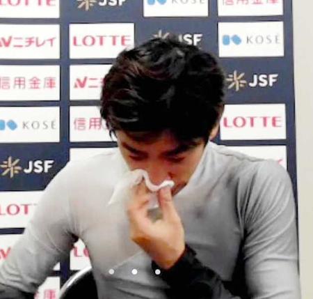 　会見で涙を流す織田信成