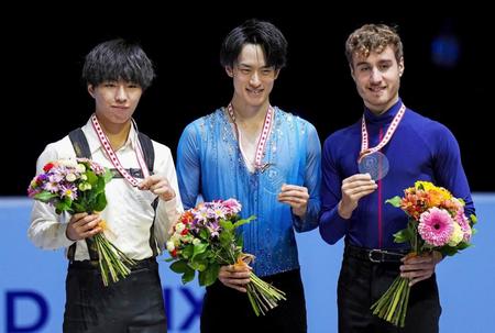 メダルを手にポーズをとる、優勝した山本草太（中央）と２位の三浦佳生（カナダ通信提供・ＡＰ＝共同）