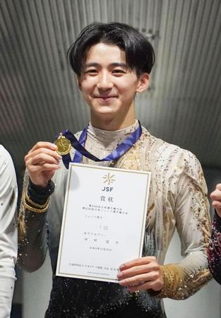 ジュニア男子で優勝し、メダルを手に笑顔の中村俊介　
