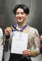 ジュニア男子で優勝し、メダルを手に笑顔の中村俊介　