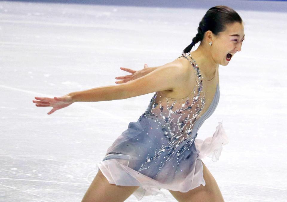 　女子ＳＰでジャンプを決め、会心の表情を見せる坂本花織（共同）