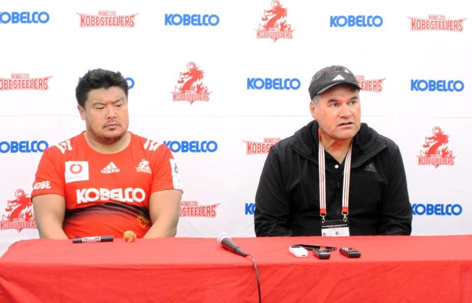 　プレシーズンマッチの東京ベイ戦に勝利後、取材に応じる神戸のレニー・ヘッドコーチ（右）と山下（撮影・高橋伯弥）