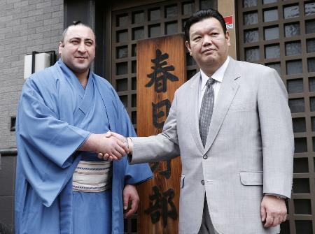 　春日野親方（右）と握手する栃ノ心関＝２０１８年、東京都墨田区の春日野部屋