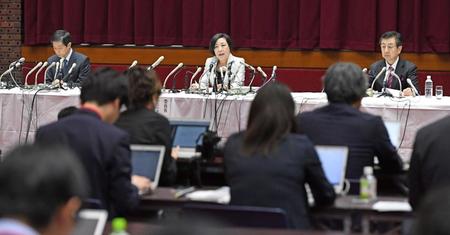 　第三者委員会の報告をおこなう綿引万里子委員長（中）小林明彦委員（右）中村直人委員（撮影・三好信也）