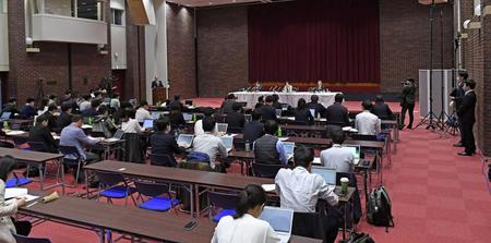 　第三者委員会の報告に多くの報道陣が集まった（撮影・三好信也）