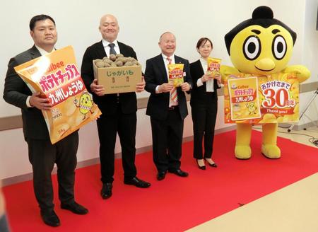 　贈呈式に出席した（左から）不知火親方、小野川親方とカルビーの関係者ら