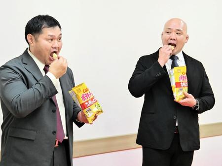 　ポテトチップスを試食する小野川親方（右）と不知火親方