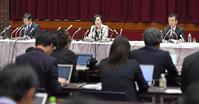 　第三者委員会の報告をおこなう綿引万里子委員長（中）小林明彦委員（右）中村直人委員（撮影・三好信也）