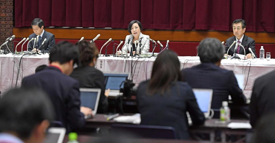 　第三者委員会の報告をおこなう綿引万里子委員長（中）小林明彦委員（右）中村直人委員（撮影・三好信也）