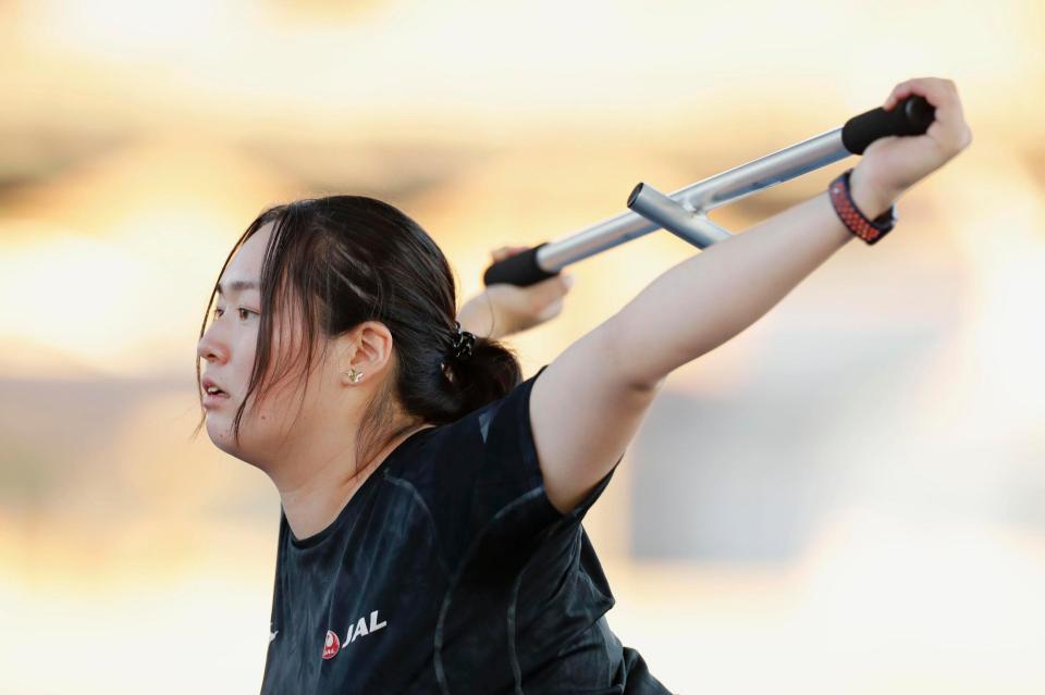 練習で入念にストレッチをする陸上女子やり投げの北口榛花＝東京都内