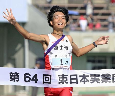 　１位でゴールする富士通のアンカー・椎野修羅。４連覇した＝熊谷スポーツ文化公園陸上競技場