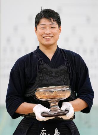 　優勝し笑顔を見せる棗田龍介＝日本武道館