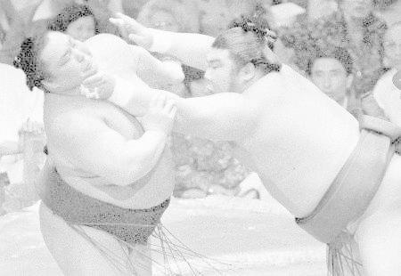 　１９８０年５月、大相撲夏場所で北の湖（左）を押し出しで破る朝潮（当時朝汐）＝蔵前国技館　