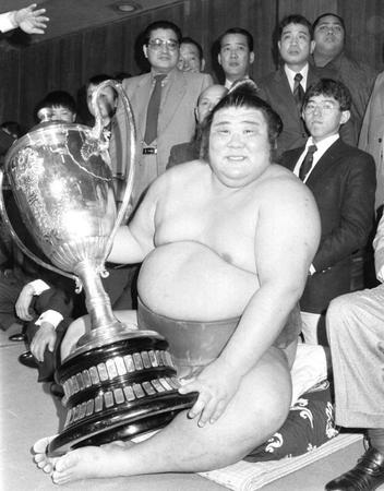 　第二の故郷・大阪で初優勝を果たし賜杯を手に笑顔の朝潮＝８５年３月