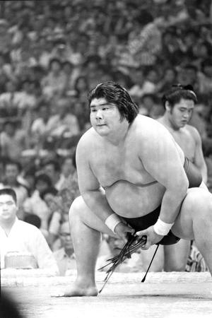 　初土俵から３場所目。ざんばら頭で関取初戦に臨む長岡＝７８年７月