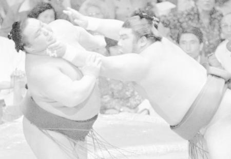 　横綱・北の湖（左）を破った小結・朝汐（当時）＝８０年５月
