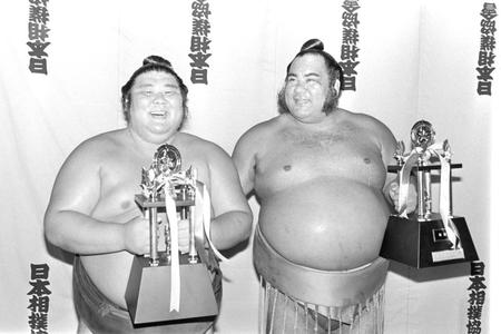 　敢闘賞の兄弟子・高見山（右）と殊勲賞の朝汐（当時）＝８１年７月