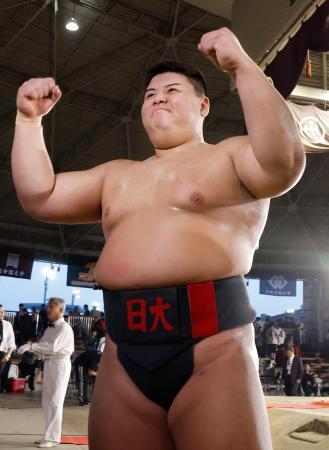 　個人戦で優勝し、ガッツポーズする草野直哉＝堺市大浜相撲場