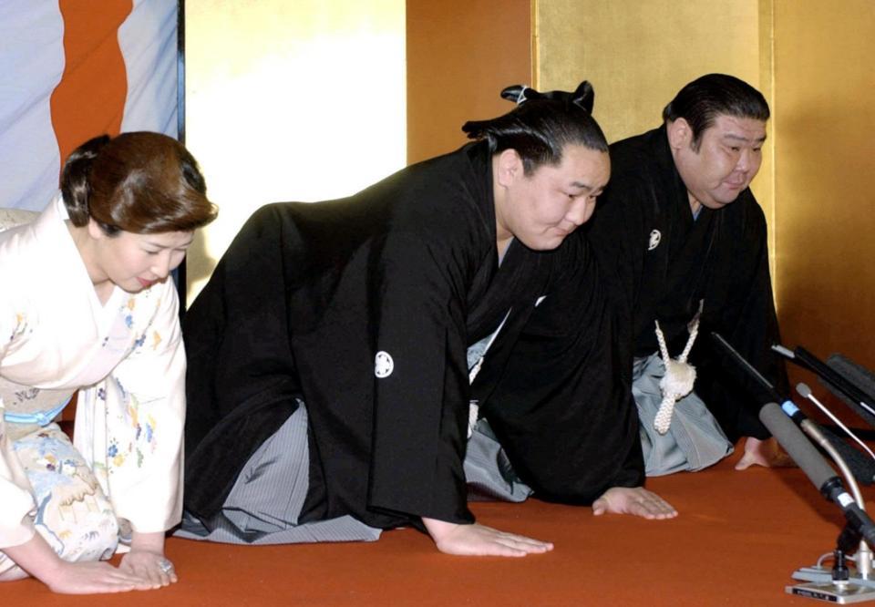 　横綱昇進の口上を述べる朝青龍（中央）と高砂親方＝０３年１月