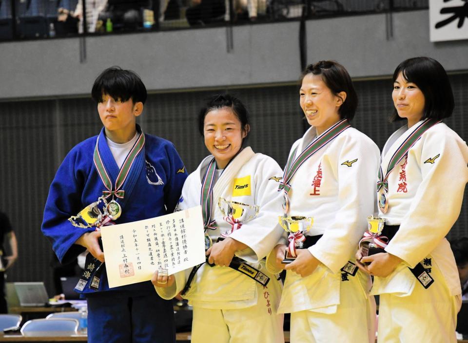 　講道館杯で初優勝した古賀ひより（左から２人目）