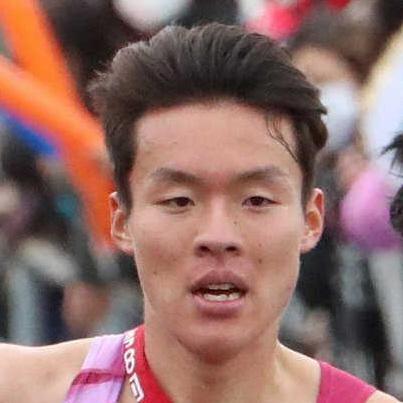 ４連覇狙う駒大が２区も首位キープ　２年生の佐藤圭汰が従来記録１１秒上回る圧巻区間新　青学大が８位→２位に浮上　全日本大学駅伝