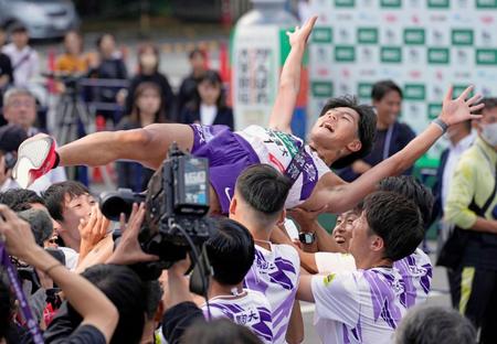 　４連覇を達成し、チームメイトに胴上げされる駒大のアンカー・山川拓馬
